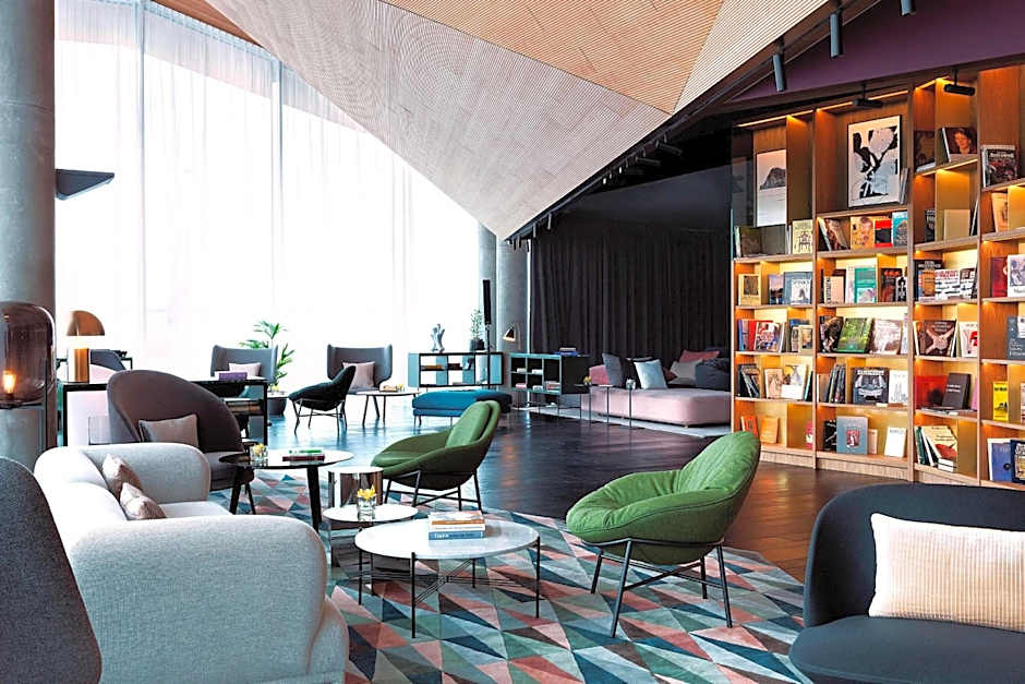 Renaissance by Marriott Warsaw Airport Hotel