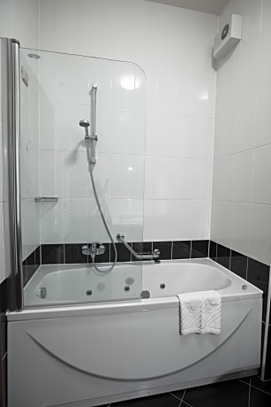 Comfort Two-Bedroom Apartment with Mountain View