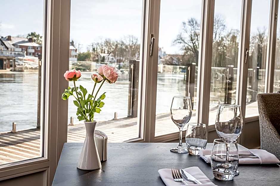 Thames Riviera Hotel