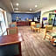 Days Inn & Suites by Wyndham Stockbridge South Atlanta