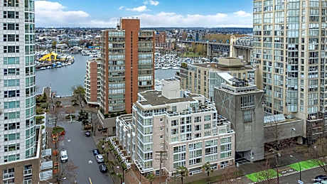 1BD+Den condo, with free parking in Downtown!