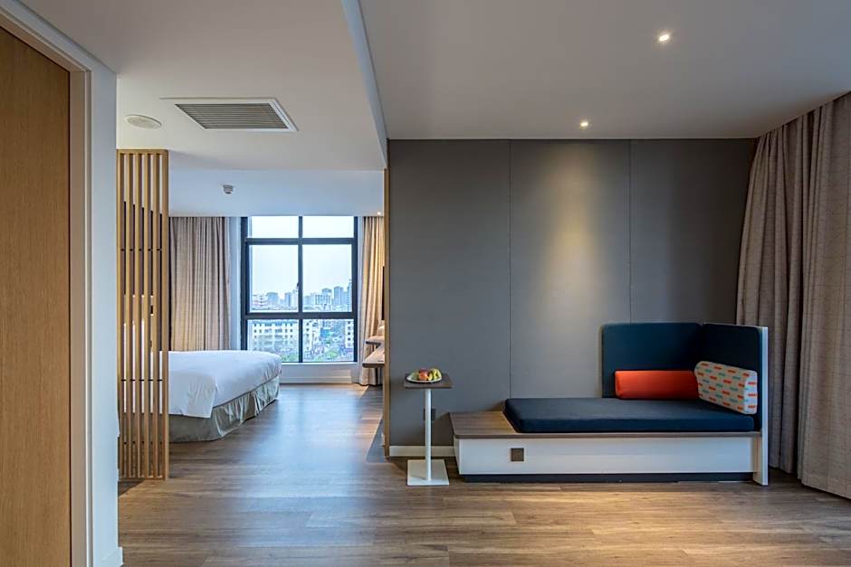 Holiday Inn Express Haining City Center, an IHG Hotel