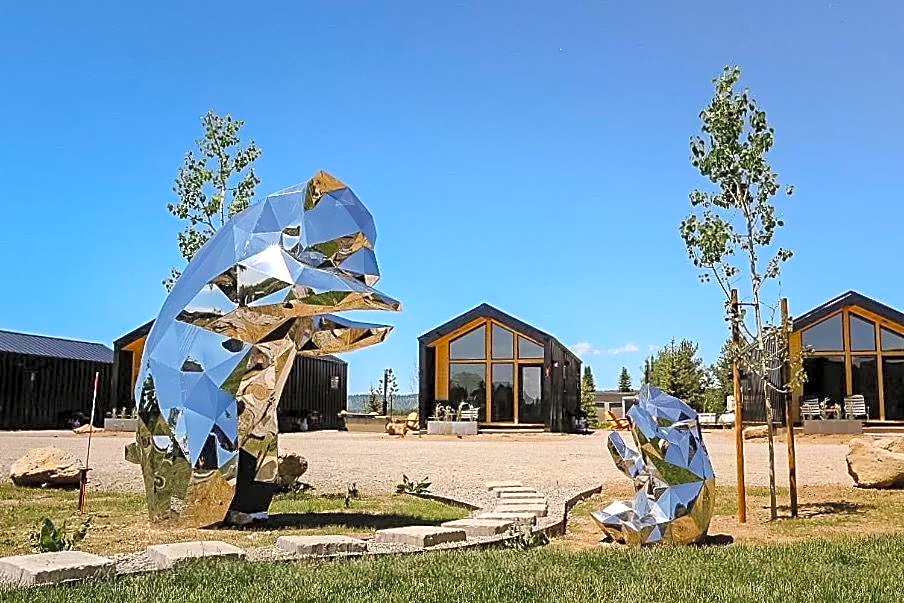 Yellowstone Peaks Hotel