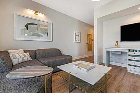 1 Bedroom Suite, 1 King Bed – Non Smoking