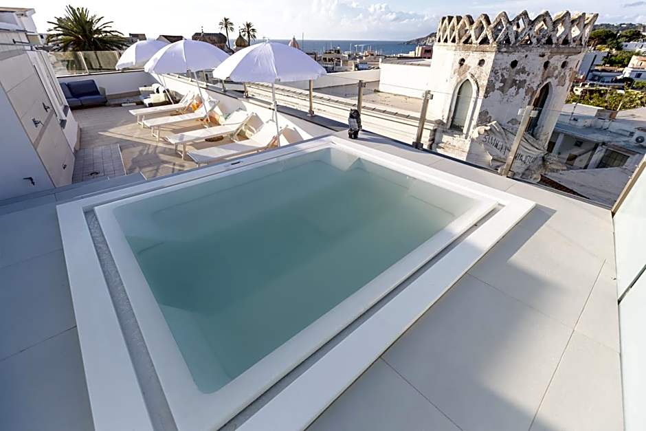 White 1903 - Rooftop Pool & Luxury Rooms