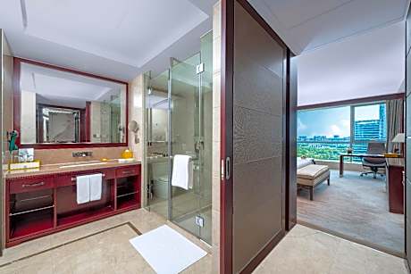 Pacific Club Deluxe King(Reserve at least one week in advance to enjoy two complimentary daily laundry services and a discount voucher for Madr 99 restaurant)