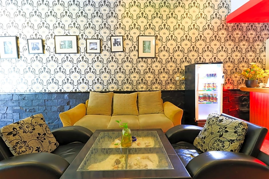 Labuana Homestay and Cafe Garden Makassar by ZUZU