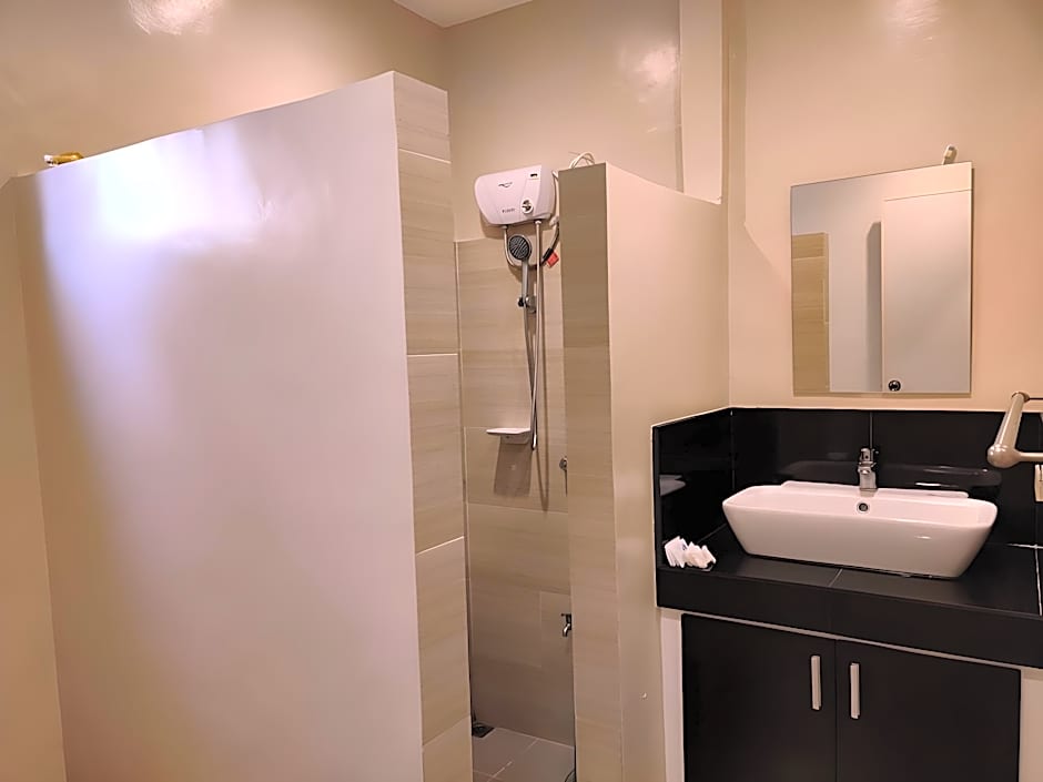 Red Knight Gardens Apartelle