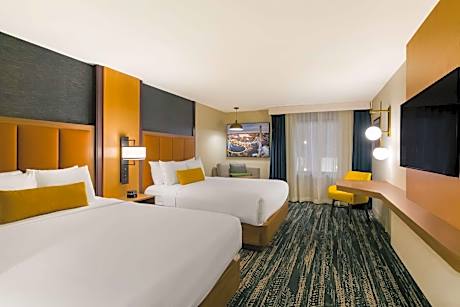 2 QUEEN BEDS,NSMK,42IN LCD TV,MICRFG,HI SPEED NET