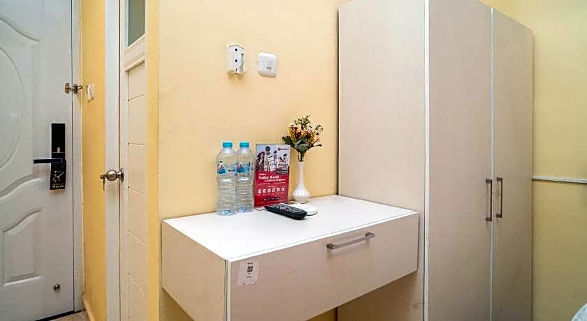 RedDoorz Plus Syariah near Pasar Turi