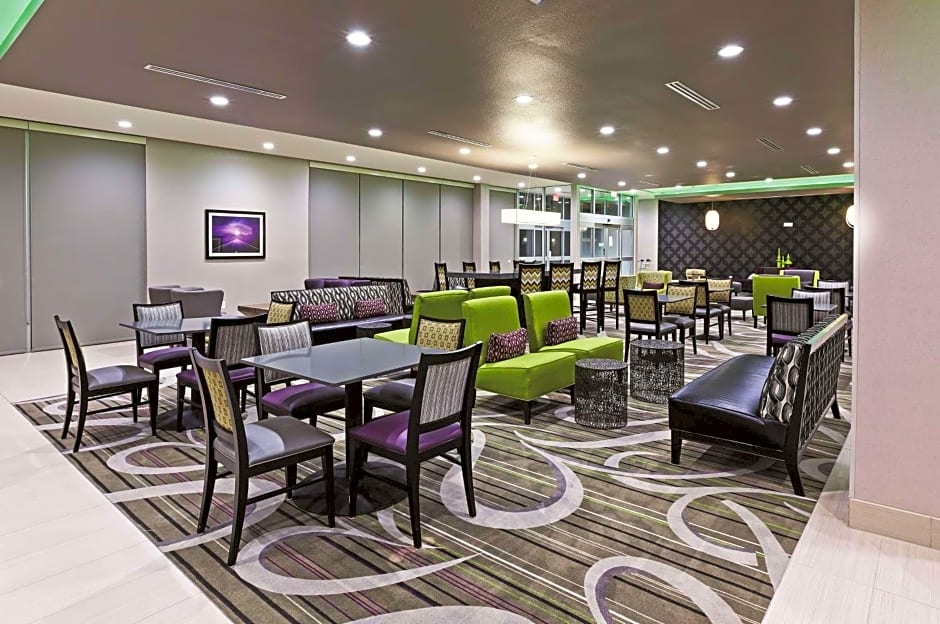 La Quinta Inn & Suites by Wyndham College Station South