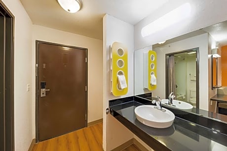 King Room with Roll-in Shower - Disability Access - Non-Smoking