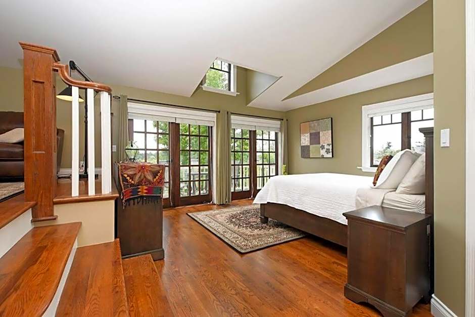 Character Stay across Swan Lake Nature Sanctuary