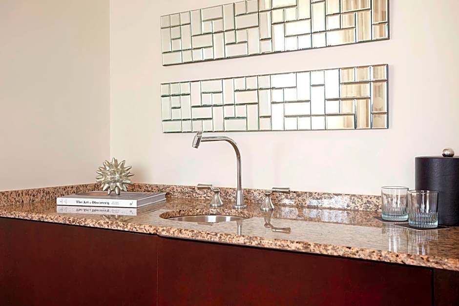 Renaissance by Marriott Newark Airport Hotel