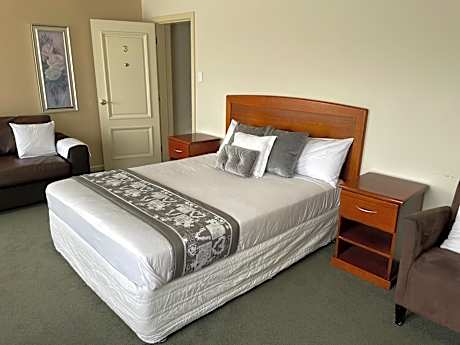 503 On Princes Drive Motel