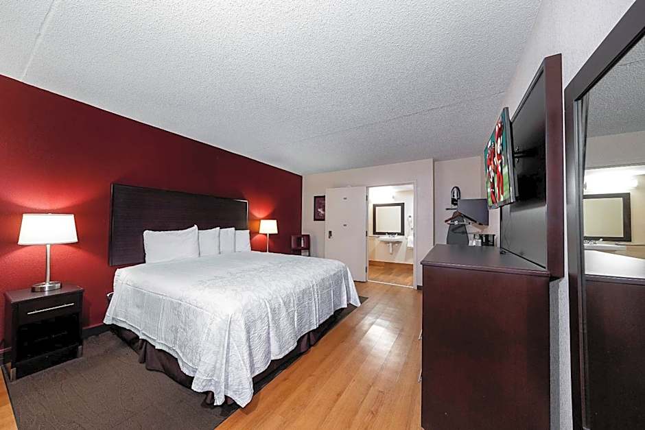 Red Roof PLUS+ Huntsville - Madison