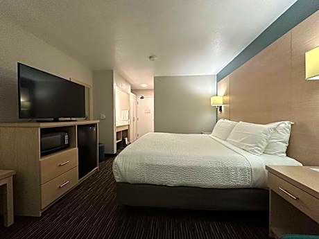 Accessible - 1 Queen  Mobility Accessible Roll In Shower Non-Smoking Full Breakfast