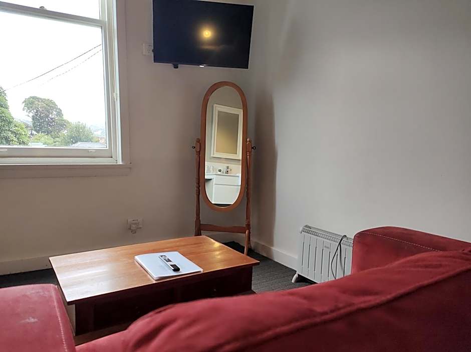 Centennial Inn on Bathurst