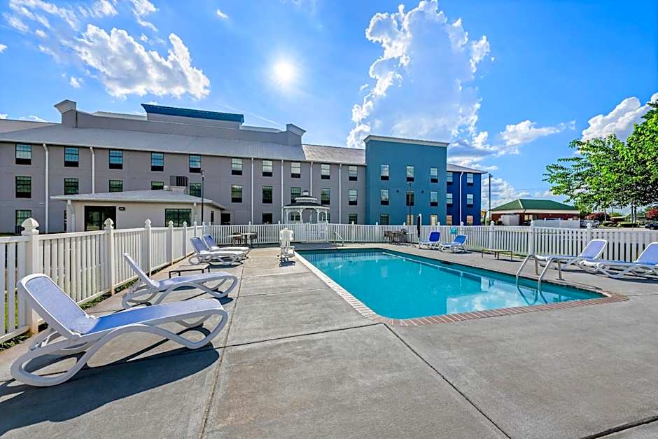 Comfort Inn & Suites River City Decatur