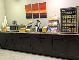 Days Inn & Suites by Wyndham Sellersburg