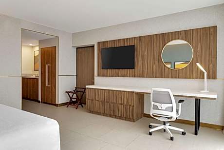 King Room with Roll-In Shower - Mobility Access