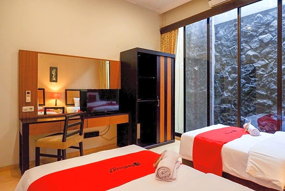RedDoorz Plus near Amplaz Yogyakarta
