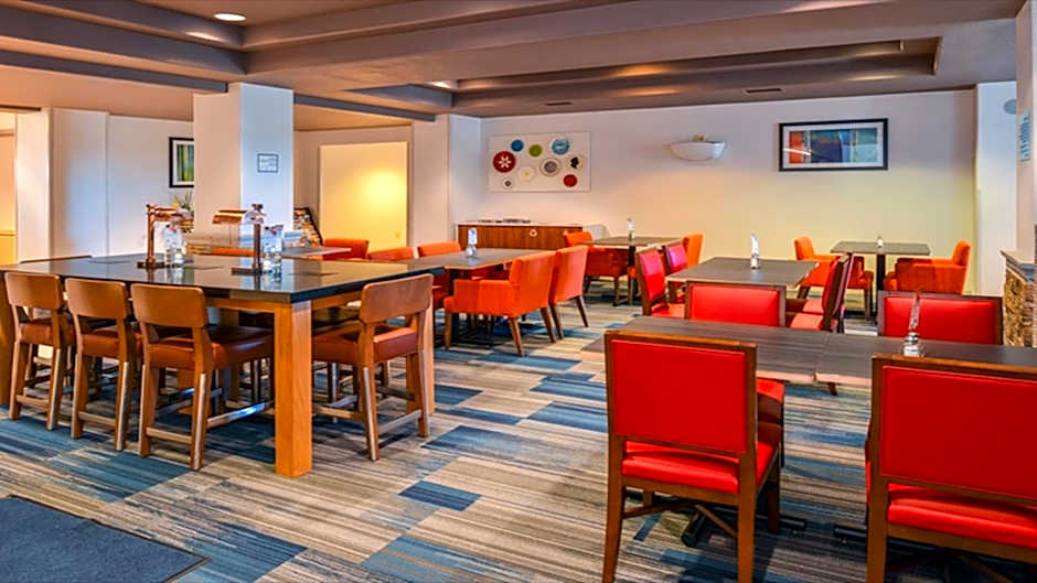 Holiday Inn Express Woodland By IHG