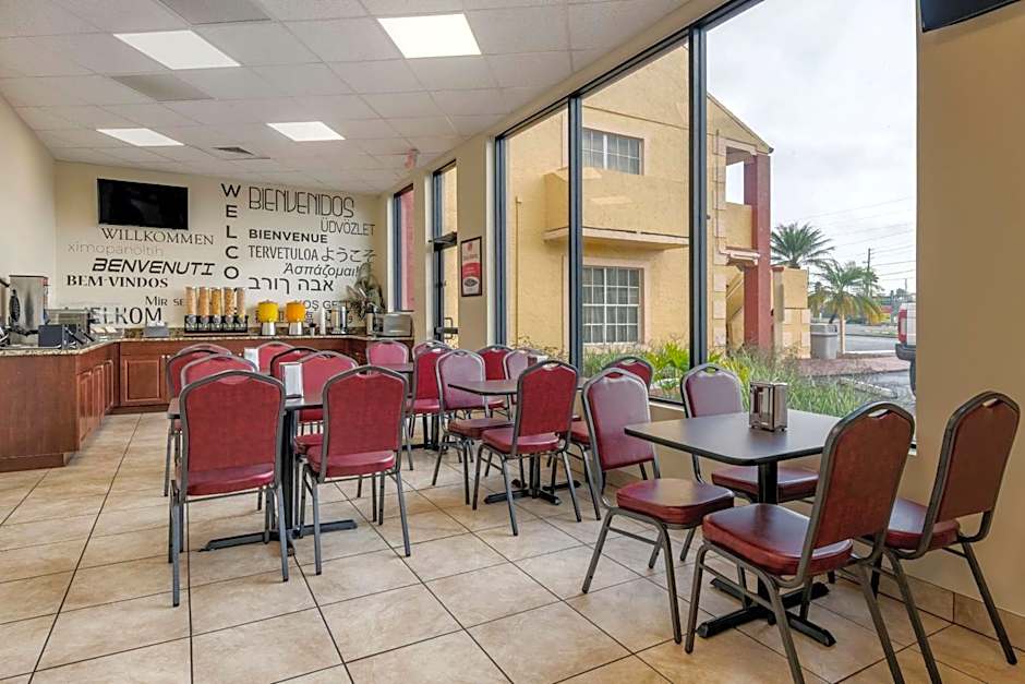 Econo Lodge Inn & Suites Maingate Central