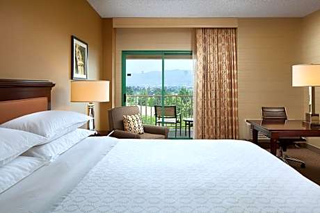 Club level, Guest room, 1 King, High floor, Balcony
