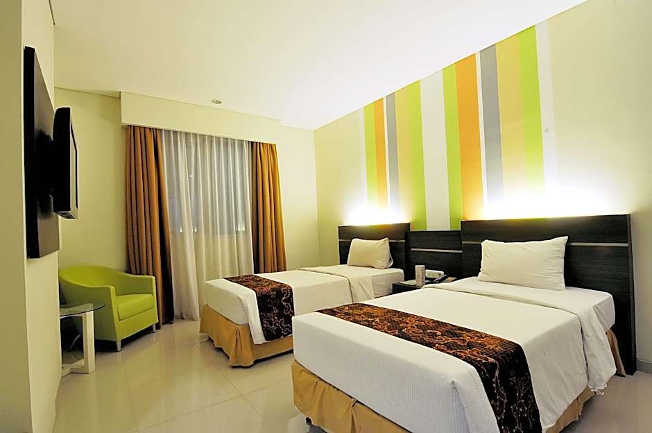 Pose In Hotel Solo