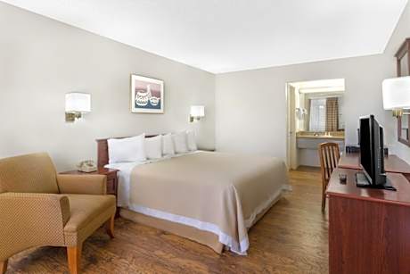 1 King Bed Non-Smoking