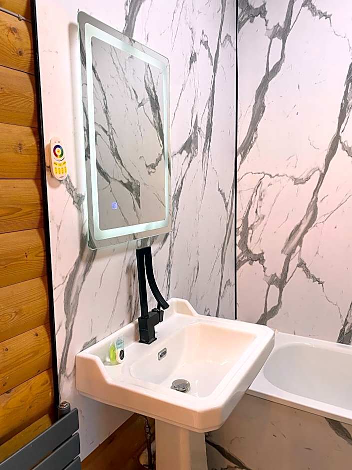 Kaoglen Squirrel Drey-Hot Tub-Pet Friendly-Perth