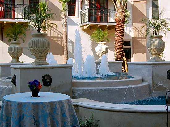 Carriage House Hotel