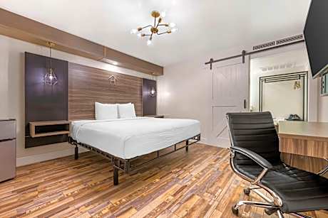 Suite-1 King Bed Non-Smoking Living Room Sitting Area Full Kitchen Work Desk Heated Toilet