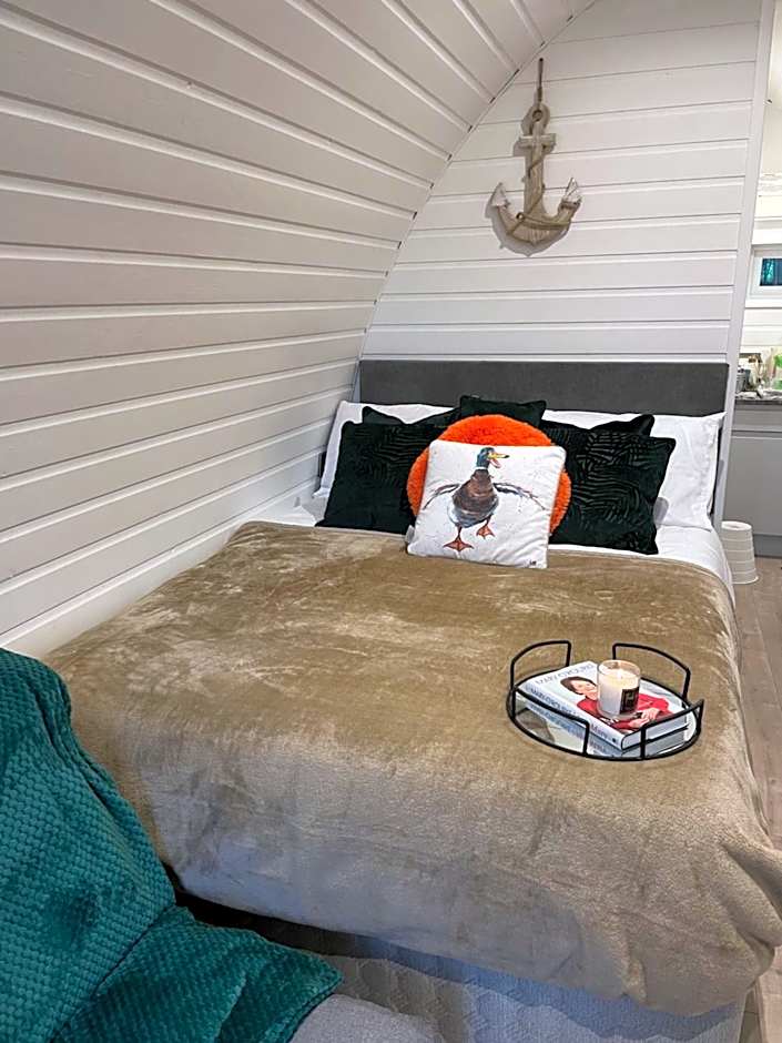 Paddock Pod - Sleeps 4 & Roofed Over Private Hot Tub & NEW SAUNA