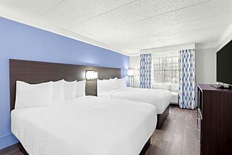 Queen Room with Two Queen Beds and Bathtub - Disability Access