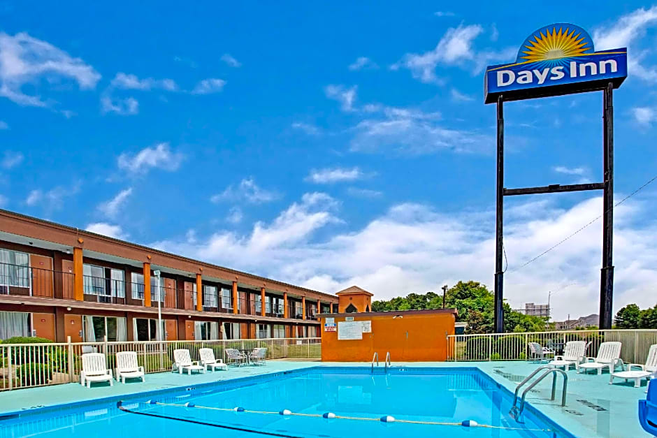 Days Inn by Wyndham Benson