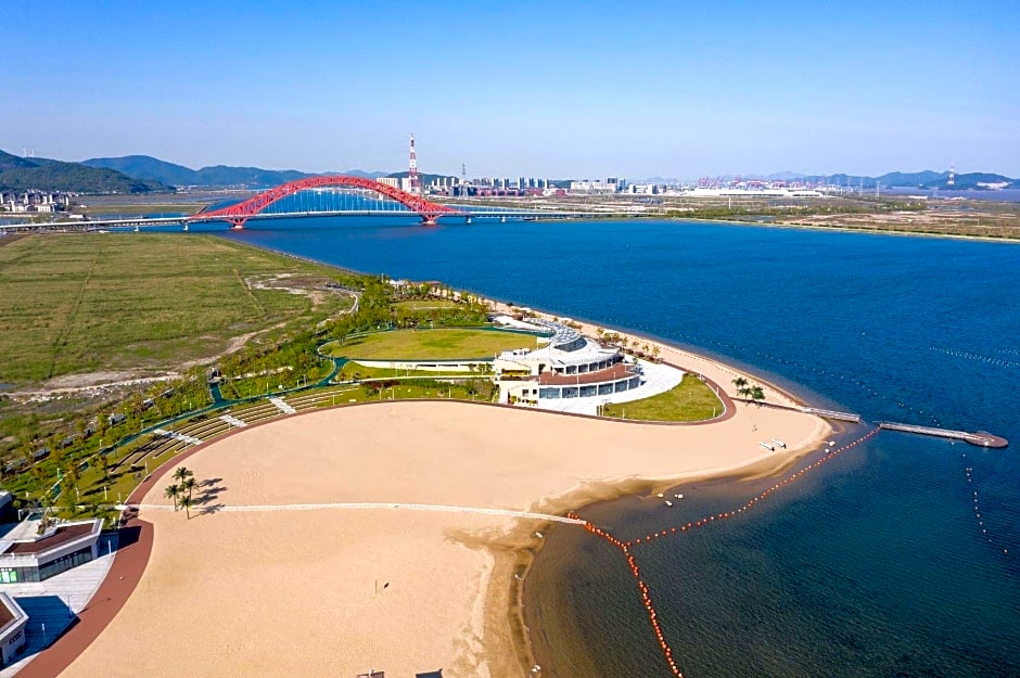 HUALUXE Ningbo Harbor City By IHG