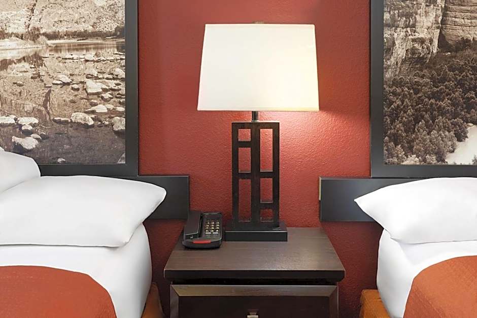 Super 8 by Wyndham Temple S. General Bruce