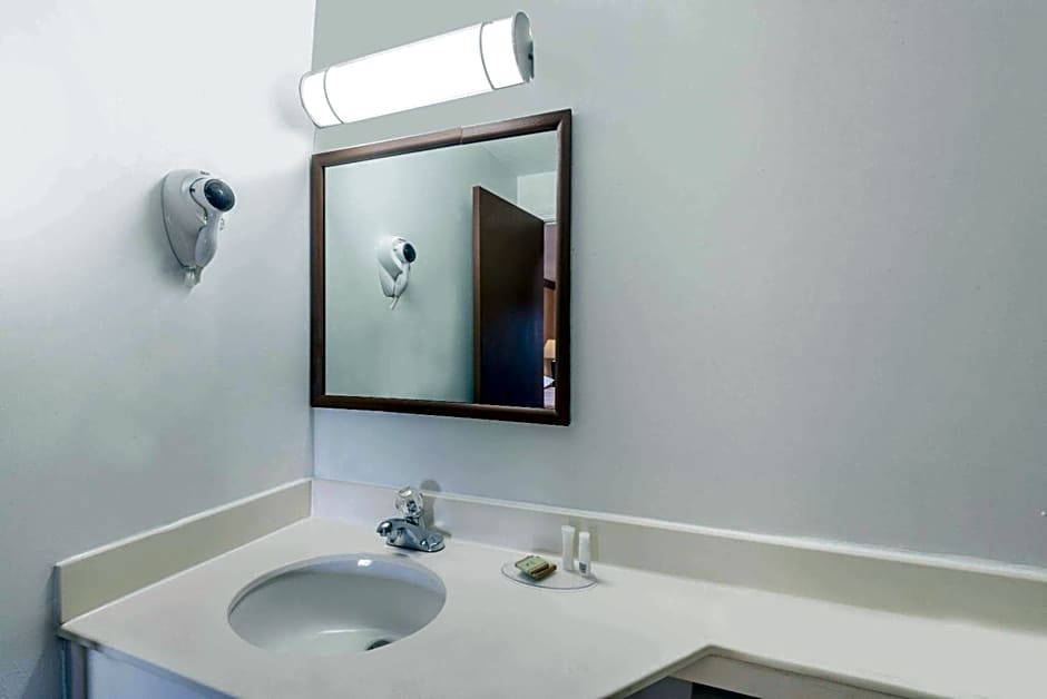 Super 8 by Wyndham Old Saybrook