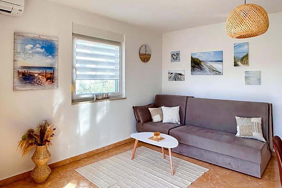 Hanna - 500m from the beach