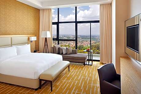 Executive Lounge Access, 1 Bedroom Executive Suite, 1 King, Panoramic City View, Pool View