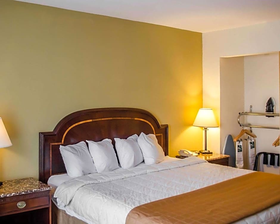 Quality Inn & Suites Pensacola Bayview
