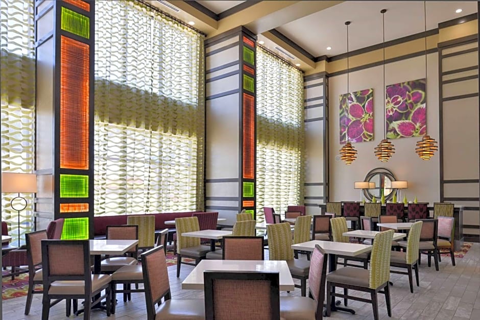 Hampton Inn By Hilton & Suites Dallas Market Center