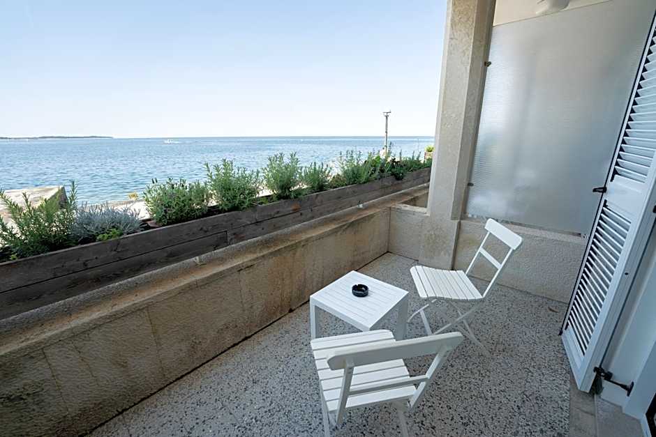 Photo 1 of 4 of Beachfront