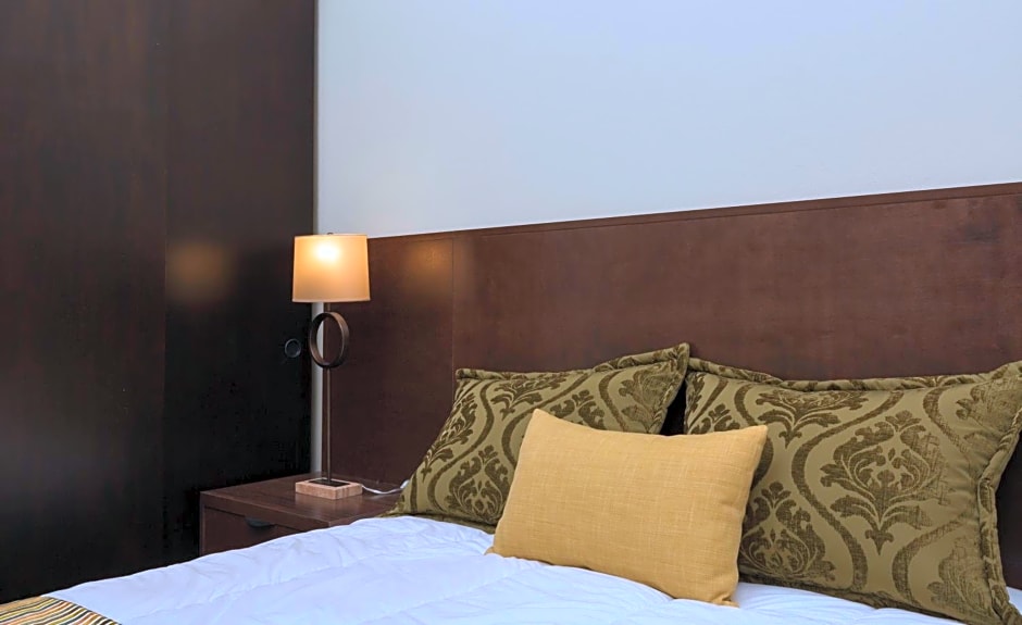 Decanter Hotel