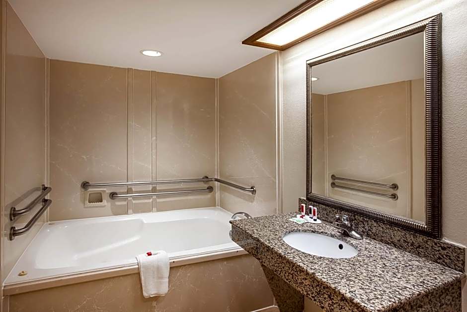 Days Inn & Suites by Wyndham Tyler