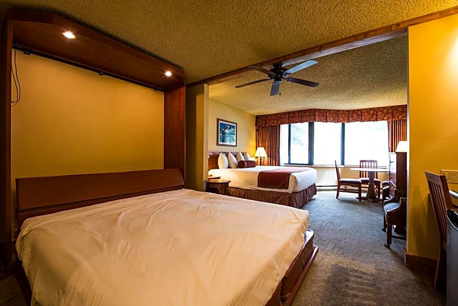 The Grand Lodge Hotel and Suites