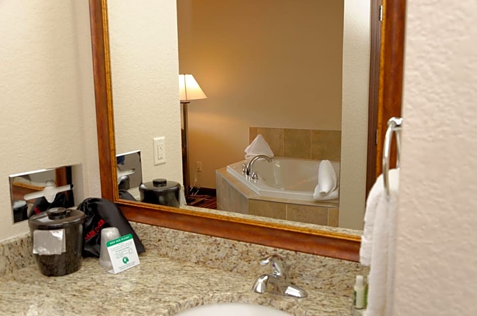 Cobblestone Inn & Suites - Denison | Oak Ridge