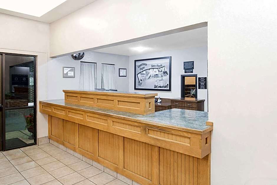 Super 8 by Wyndham Terre Haute